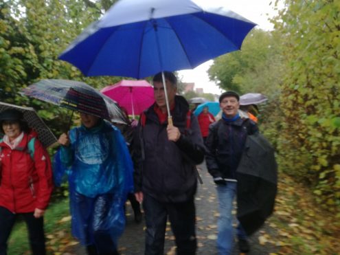Unerschrockene Wanderer lassen sich von dem anhaltenden Regen nicht die gute Laune verderben. (Foto: Harald Schulzek)